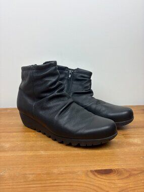 Munro Women’s Black Leather Ankle Zip Walking Wedge Booties Size 8.5
